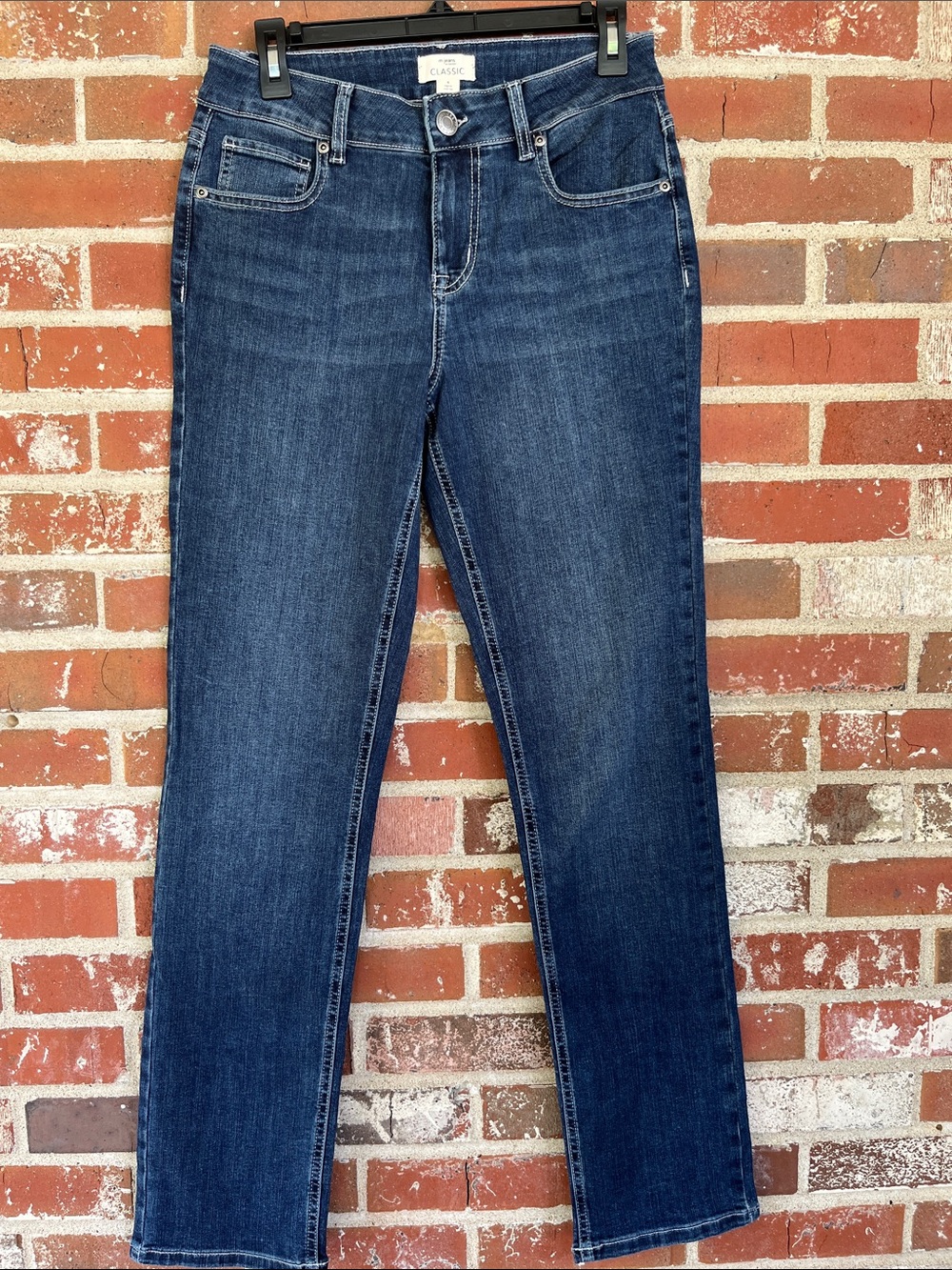 Maurices Classic jeans featuring a straight leg cut Size 6